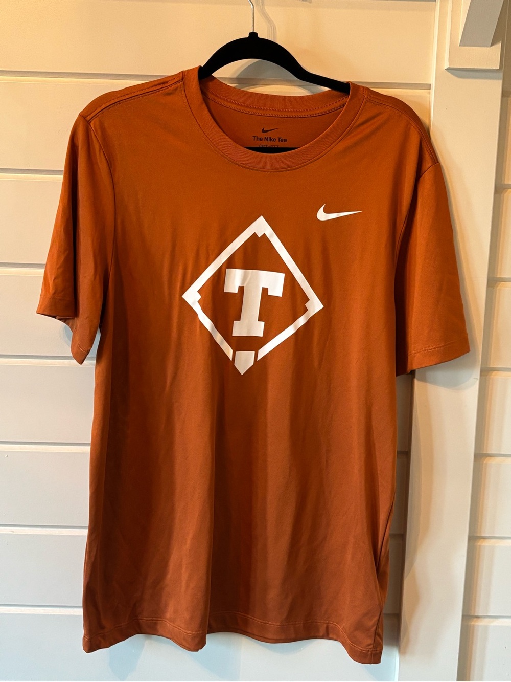 Nike Men’s Large Texas Longhorns Legends Baseball Orange Athletics Short-Sleeve